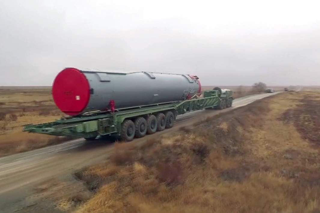 Межконтинентальная баллистическая ракета ракетного комплекса стратегического назначения «Авангард» перед установкой в пусковую шахту в Оренбургской области