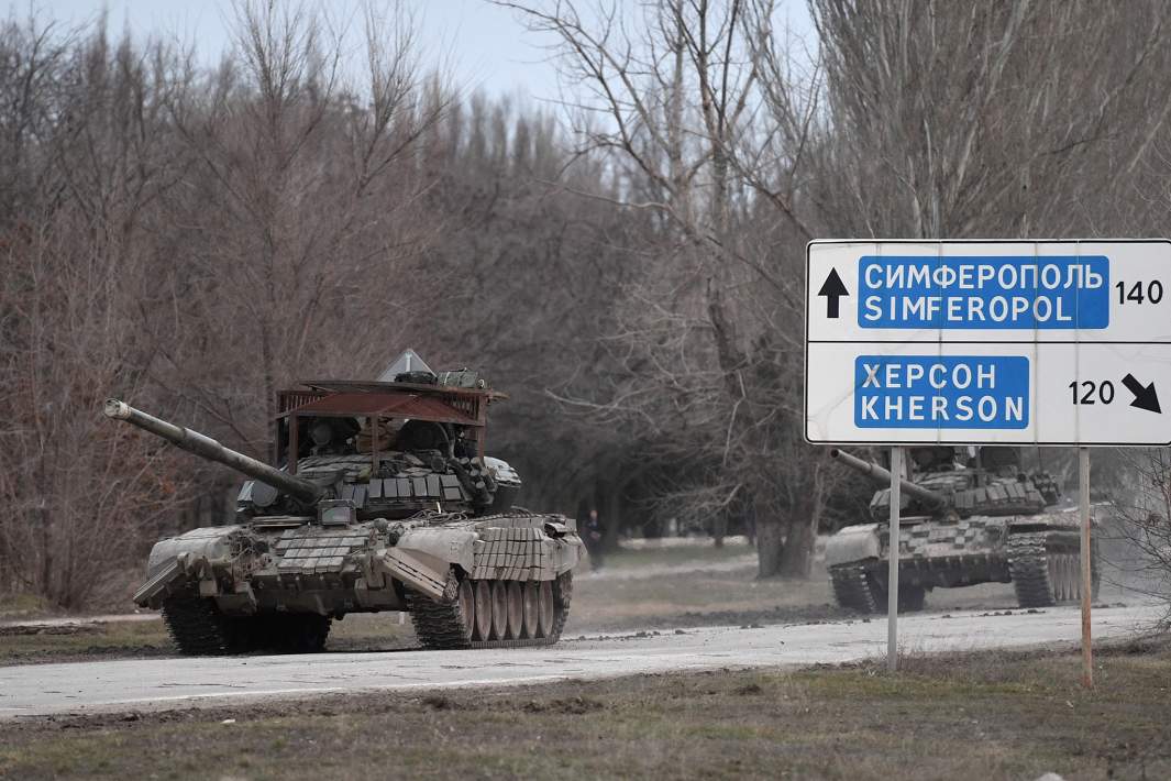 Танки Т-72 ВС РФ у автомобильного пункта пропуска «Джанкой» в первый день СВО. 24 февраля 2022 года