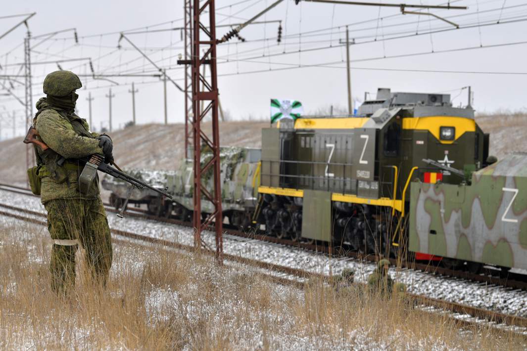 Военнослужащий железнодорожных войск РФ у бронепоезда «Амур» в южном секторе специальной военной операции