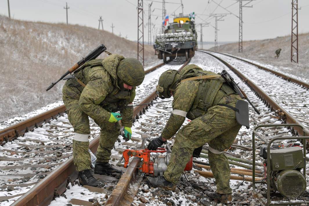 Российские военнослужащие железнодорожных войск ремонтируют участок полотна железной дороги в южном секторе специальной военной операции