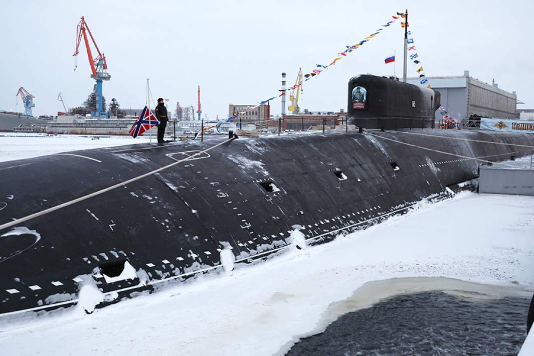 Атомный подводный крейсер «Император Александр III» проекта 955А «Борей-А» во время торжественной церемонии подъема военно-морского флага на АО «ПО «Севмаш» в Северодвинске