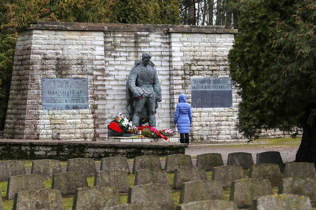  Памятник воину-освободителю на Военном кладбище в Таллине