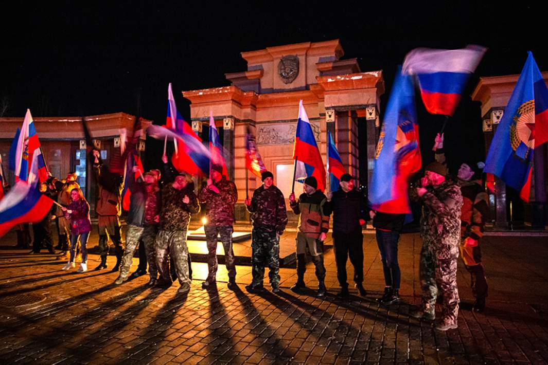 Жители Луганска празднуют подписание документов о признании Российской Федерацией Луганской Народной Республики и Донецкой Народной Республики. 22 февраля 2022 года