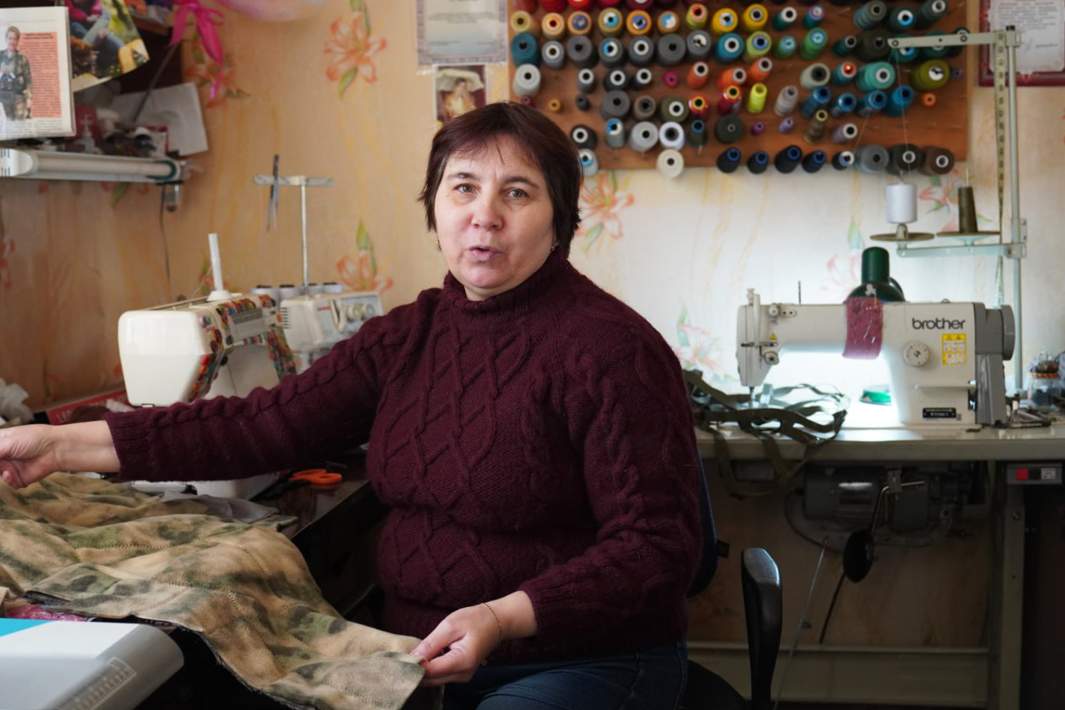 Портниха Алла Мильченко - последние 1,5 года на добровольных началах шьёт обмундирование и одежду для военных
