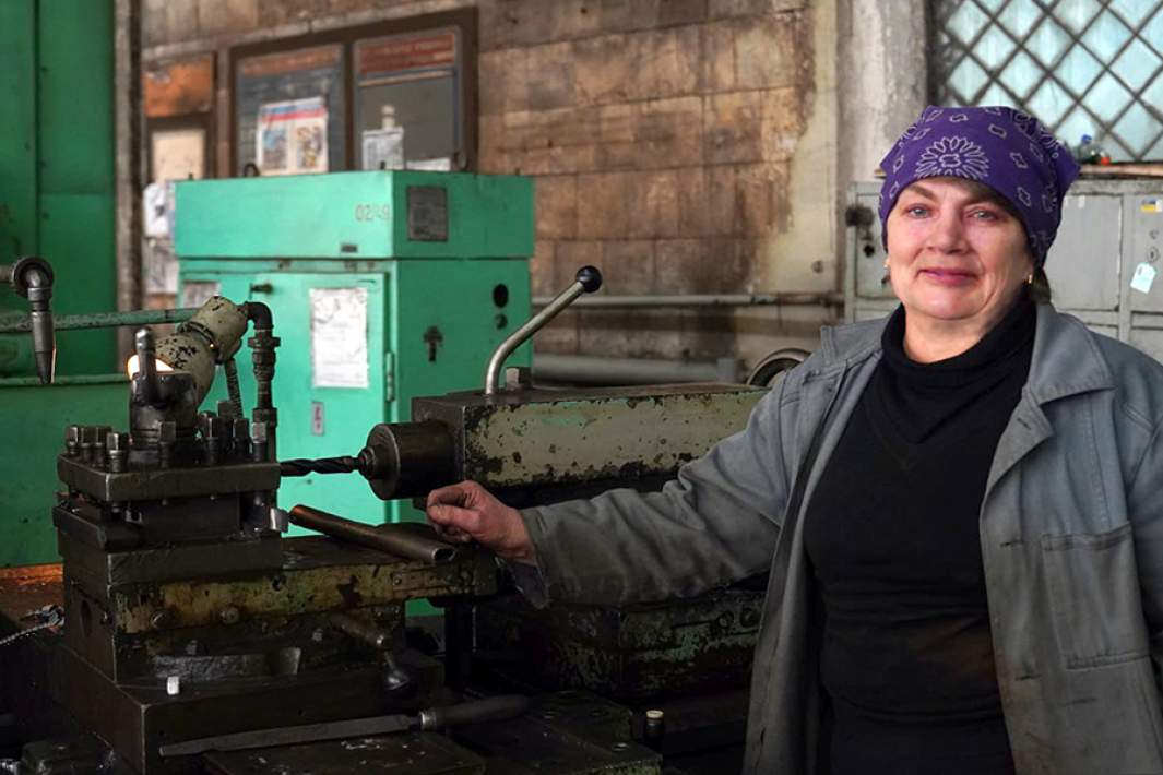 Алла Попова — токарь на ремонтно-механическом заводе Тореза