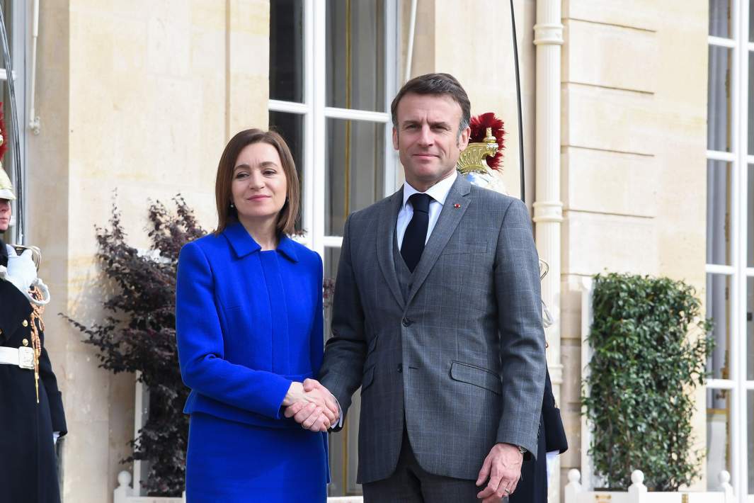 Президент Франции Эммануэль Макрон и Президент Республики Молдавия Майи Санду на встрече в Елисейском дворце