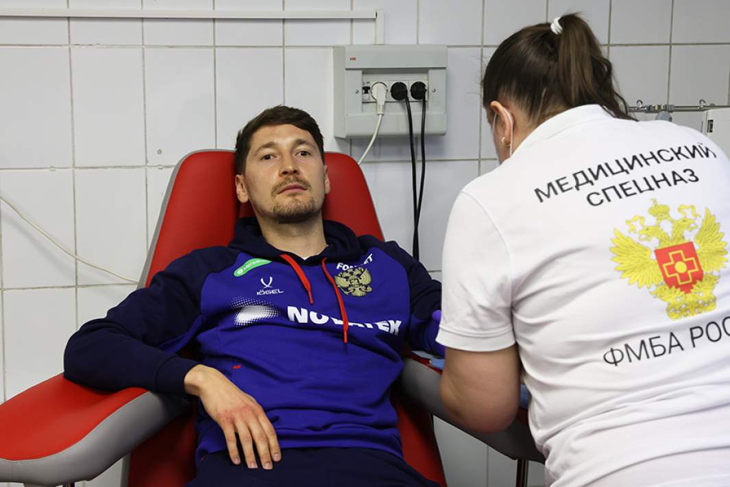 Футболист Далер Кузяев во время сдачи крови в Центре крови ФМБА России