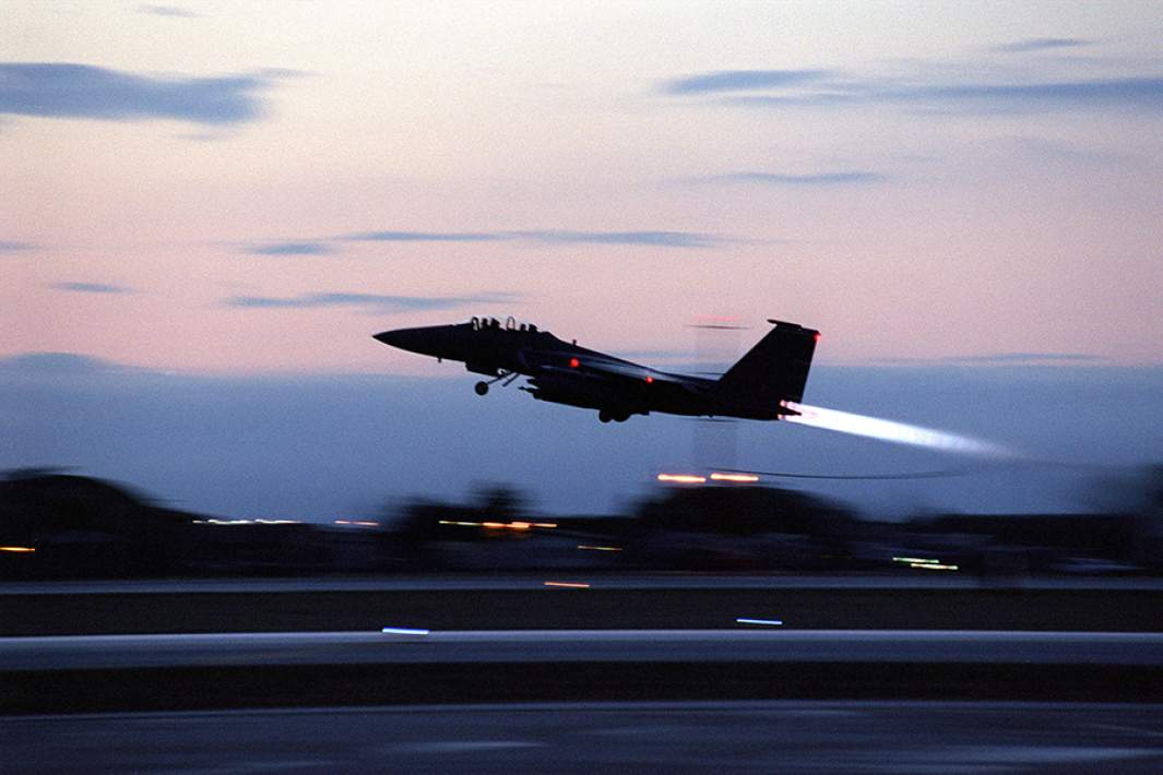 Взлет американского истребителя-бомбардировщика F-15 с авиабазы Авиано. 28 марта 1999 года