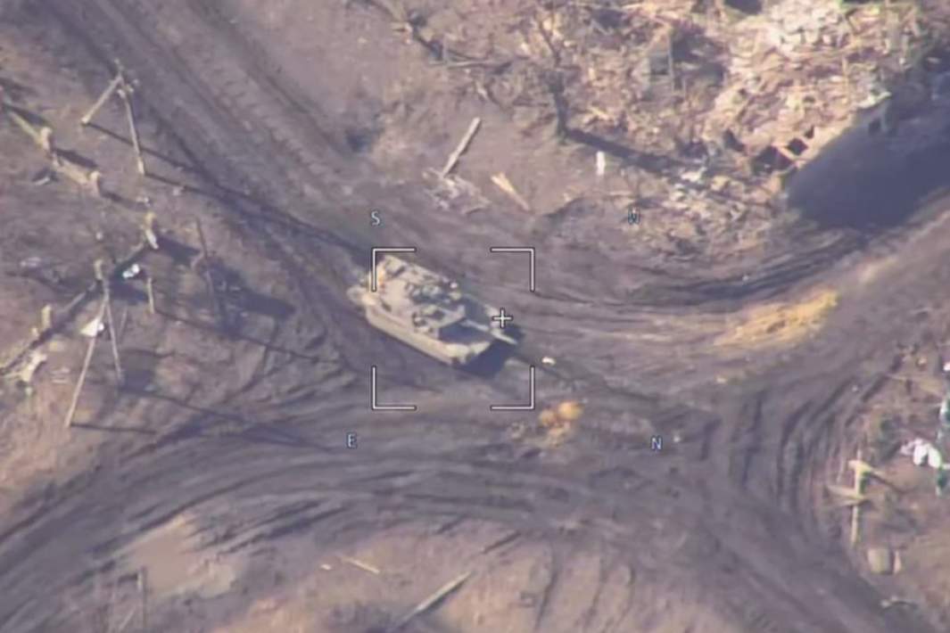 Американский танк Abrams за несколько секунд до уничтожения дроном ВС РФ на авдеевском направлении