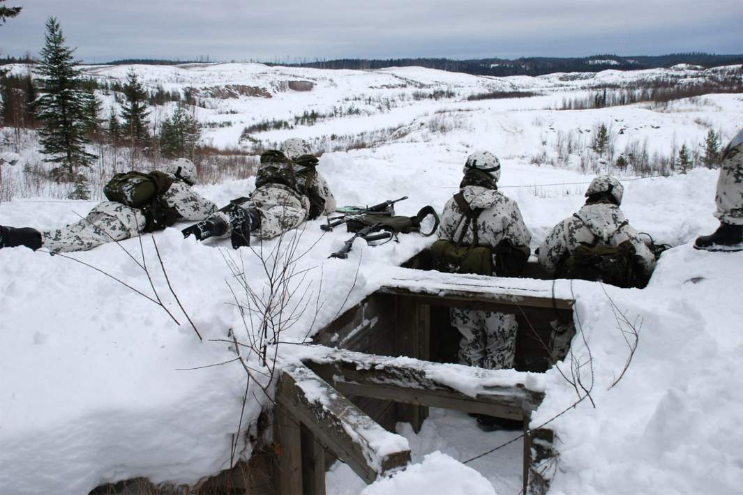 Солдаты финской армии во время учений на одном из полигонов