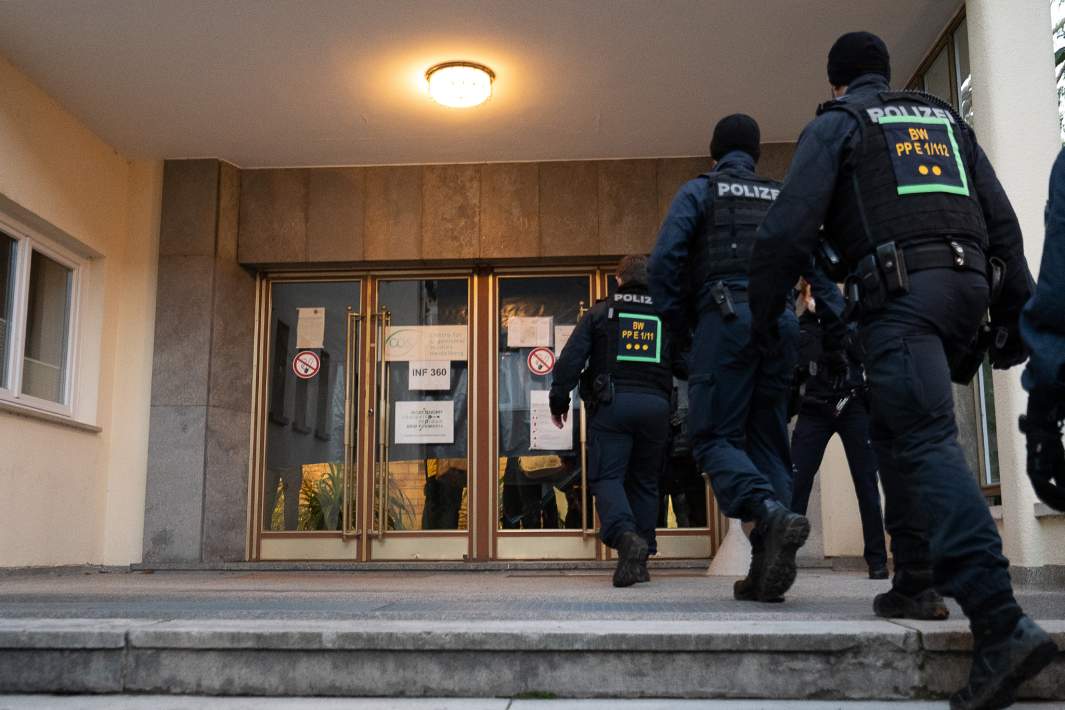 Сотрудники полиции у Гейдельбергского университета, январь 2022 года