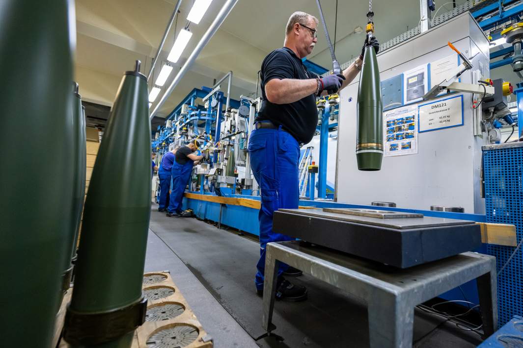 Производство 155-мм артиллерийских снарядов для Украины на заводе концерна Rheinmetall в Германии