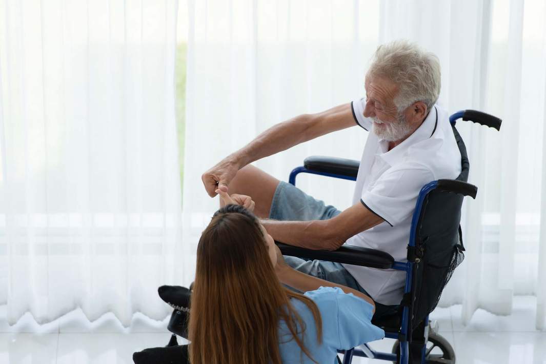 дедушка в инвалидной коляске медсестра