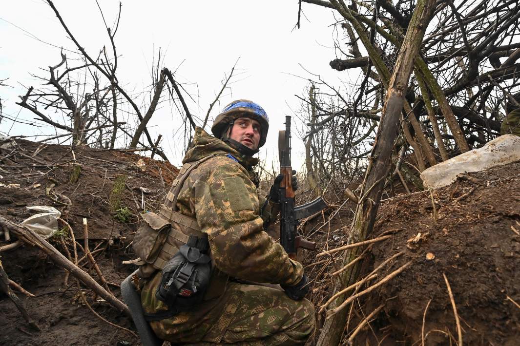 Военнослужащий ВСУ в окопе в Запорожской области