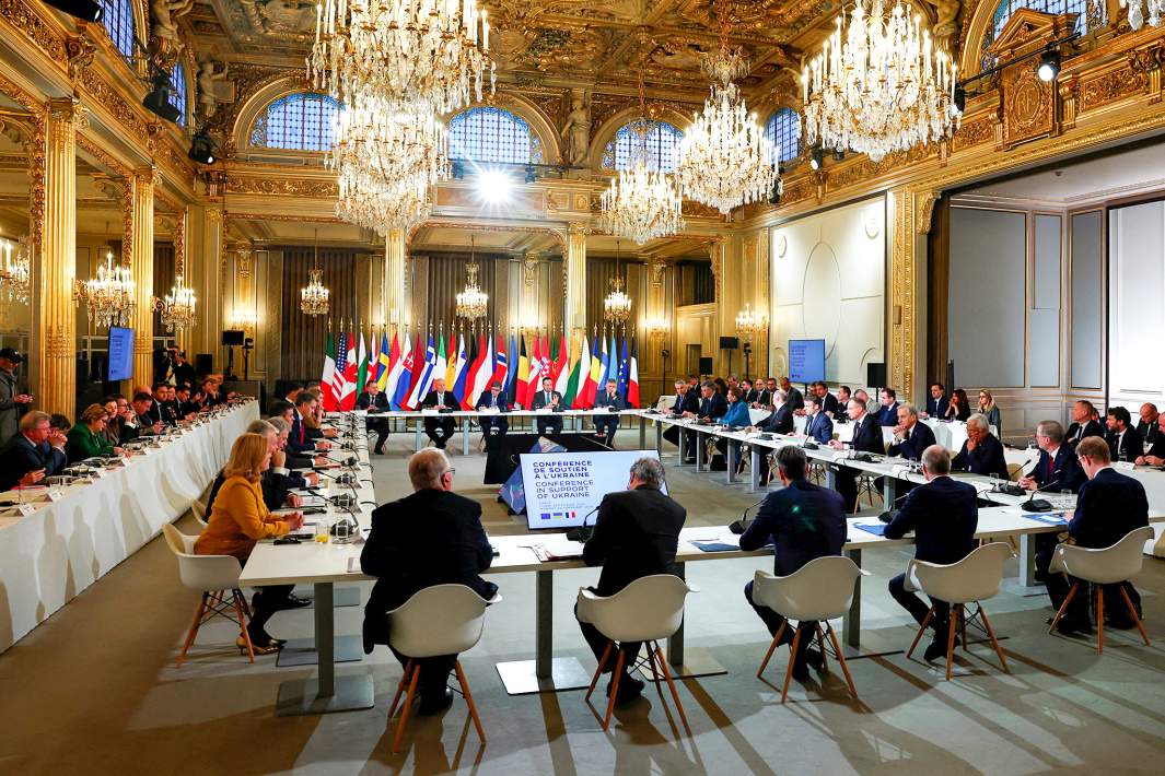 Президент Франции Эммануэль Макрон выступает с речью на открытии конференции в поддержку Украины с европейскими лидерами и представителями правительства в Елисейском дворце в Париже, 26 февраля 2024 года