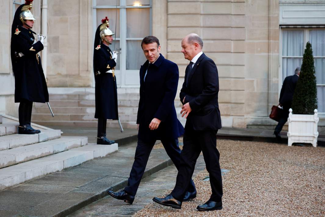 Президент Франции Эммануэль Макрон приветствует канцлера Германии Олафа Шольца, прибывшего для участия в конференции по поддержке Украины в Елисейском дворце в Париже