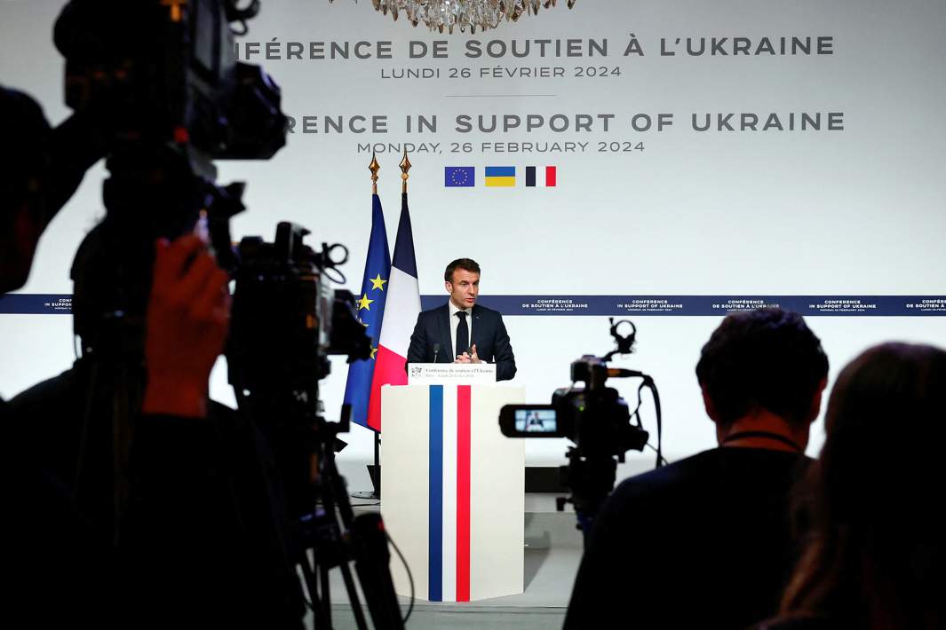 Президент Франции Эммануэль Макрон выступает во время брифинга по итогам конференции по поддержке Украины в Елисейском дворце в Париже. 27 февраля 2024 года