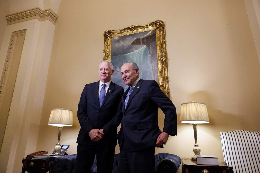 Сенатор Чак Шумер встречается с бывшим министром обороны Израиля Бенни Ганцем в Капитолии в Вашингтоне