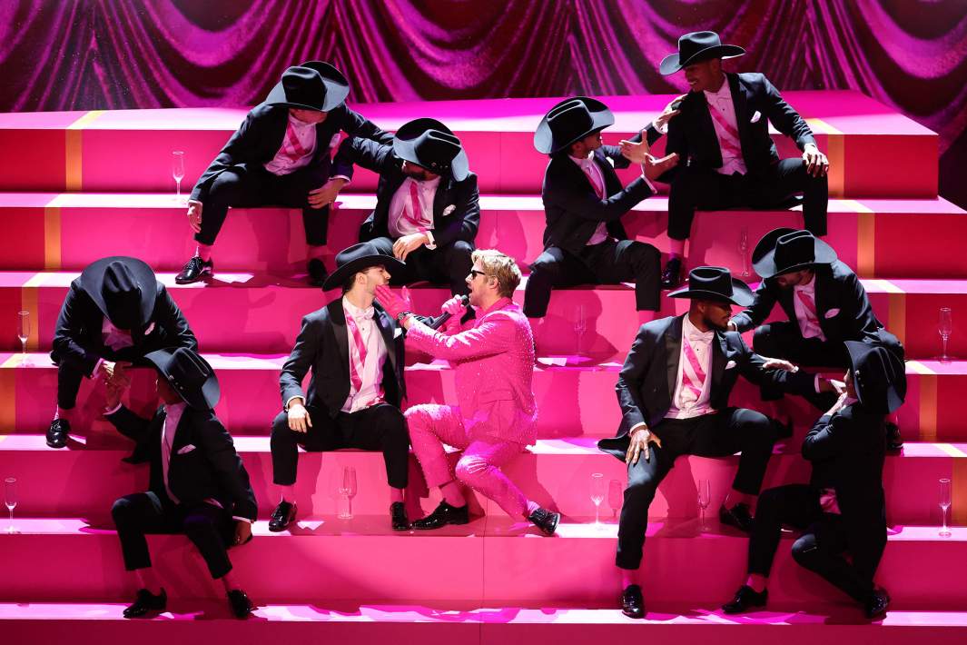 Райан Гослинг исполняет песню «Я просто Кен» из «Барби» во время шоу «Оскар» на 96-й церемонии вручения премии «Оскар» в Голливуде, 10 марта 2024 года