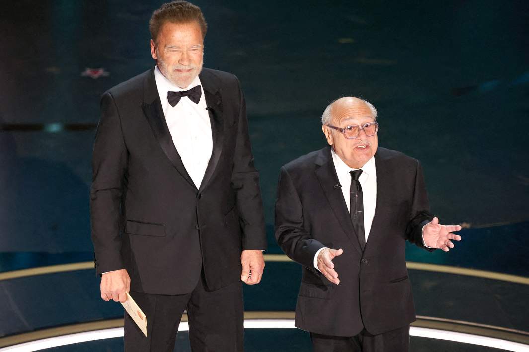 Арнольд Шварценеггер и Дэнни Де Вито объявляют номинантов на премию «Лучшие визуальные эффекты» для шоу «Оскар» на 96-й церемонии вручения премии «Оскар» в Голливуде, 10 марта 2024 года