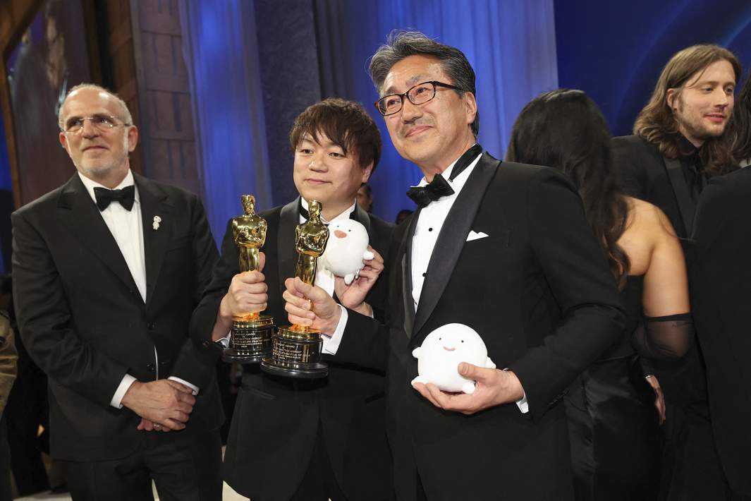 Киёфуми Накадзима и Кеничи Йода позируют с премией «Оскар» за лучший анимационный полнометражный фильм «Мальчик и птица» от имени режиссера Хаяо Миядзаки и продюсера Тосио Судзуки на Губернаторском балу после вручения премии «Оскар» на 96-й церемонии вручения премии «Оскар» в Голливуде, 10 марта 2024 года