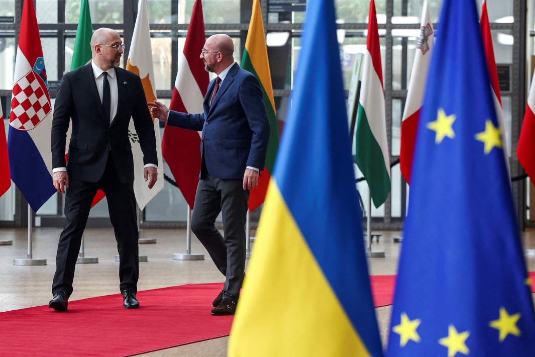 Премьер-министр Украины Денис Шмыгаль и президент Европейского совета Шарль Мишель в Брюсселе, Бельгия, 20 марта 2024 года