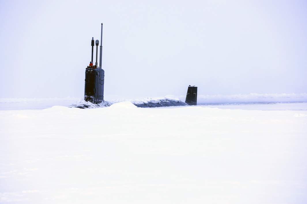 Атомная подводная лодка ВМС США во льдах Арктики