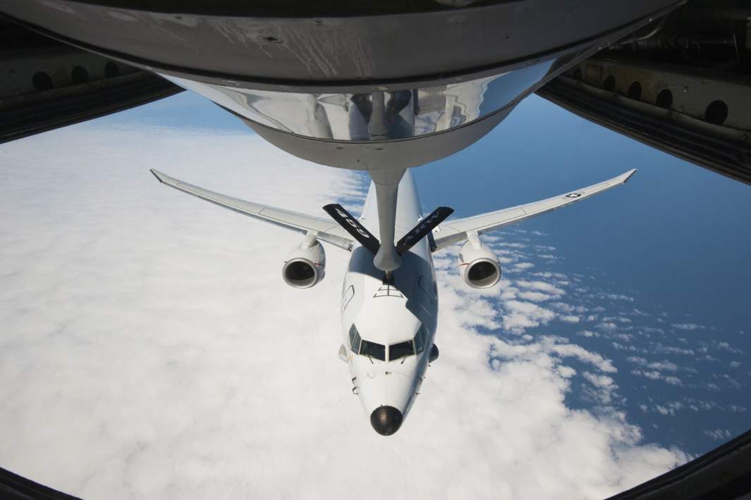 Разведывательный самолет ВВС США Boeing P-8 Poseidon выполняет дозаправку в воздухе