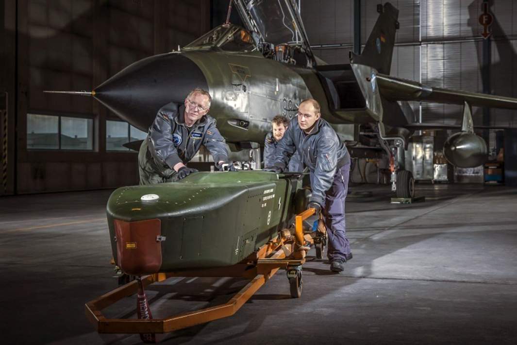 Авиатехники ВВС Германии готовят самолет к тренировочному вылету. На переднем плане — крылатая ракета Taurus