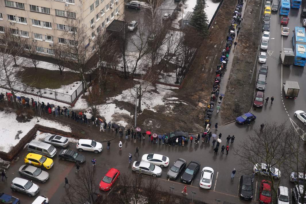 Очередь из людей, желающих сдать кровь, возле Центра крови имени О. К. Гаврилова в Москве