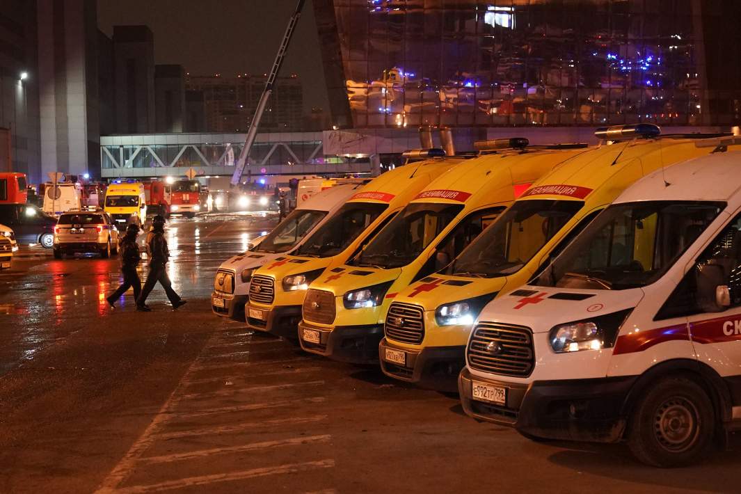 Машины скорой помощи у здания концертного зала «Крокус Сити Холл», где произошел теракт