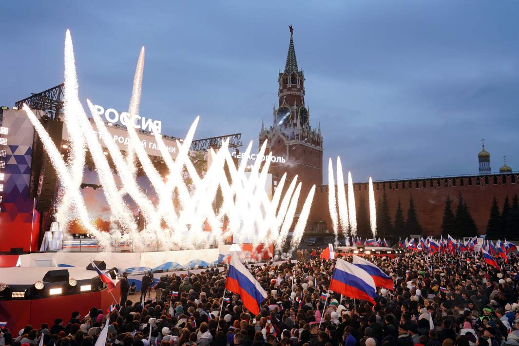 Зрители на Красной площади во время митинга-концерта, посвященного 10-летию воссоединения России и Крыма