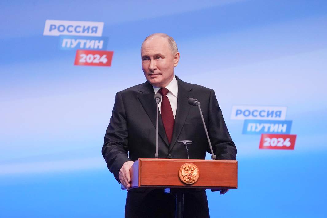 Кандидат в президенты РФ, действующий президент РФ Владимир Путин выступает в избирательном штабе, 18 марта 2024 года