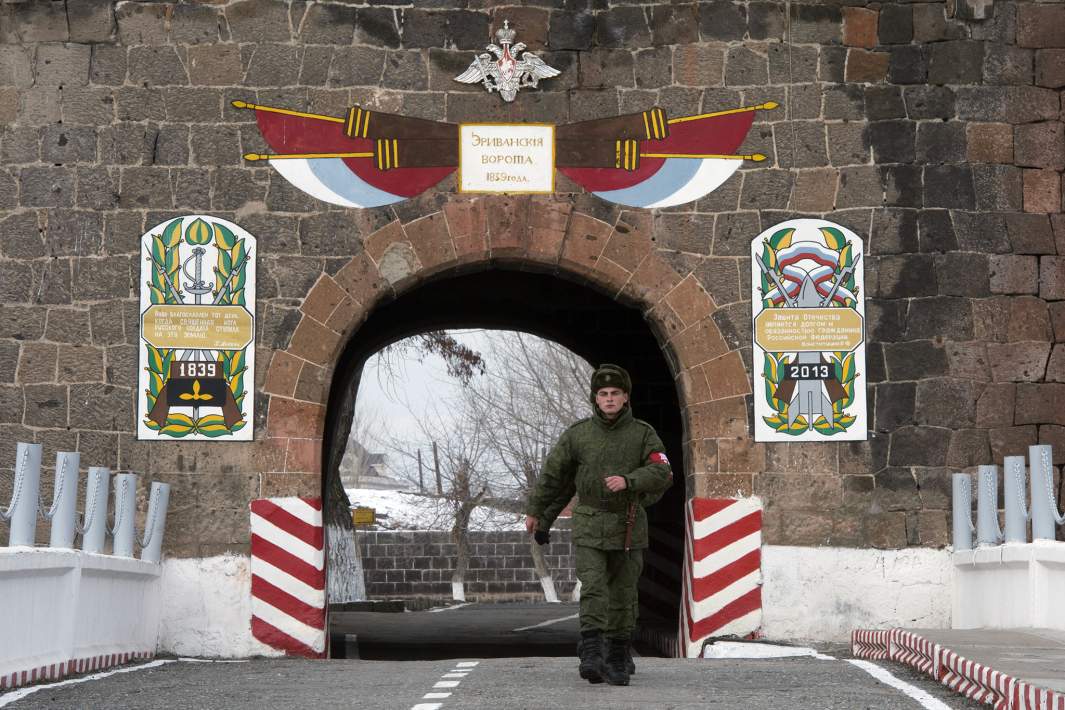 Военнослужащие на территории 102-й российской военной базы Южного военного округа в Гюмри, Армения