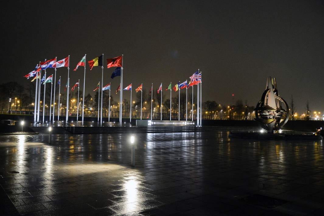 Флаги НАТО и государств-участников перед штаб-квартирой НАТО в Брюсселе