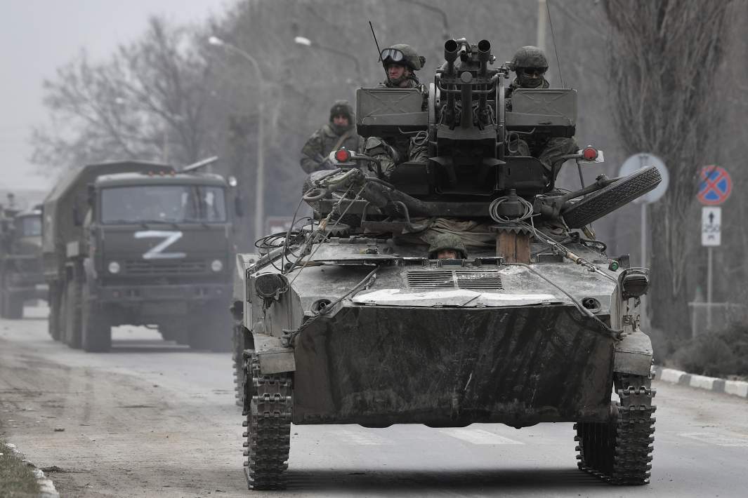 Колонна военной техники РФ на шоссе возле границы с Украиной в Армянске. 26 февраля 2022 года