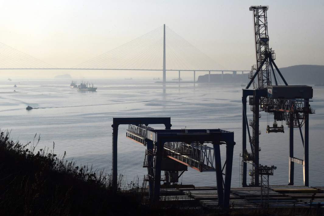 Вид на Русский мост из Владивостокского морского торгового порта