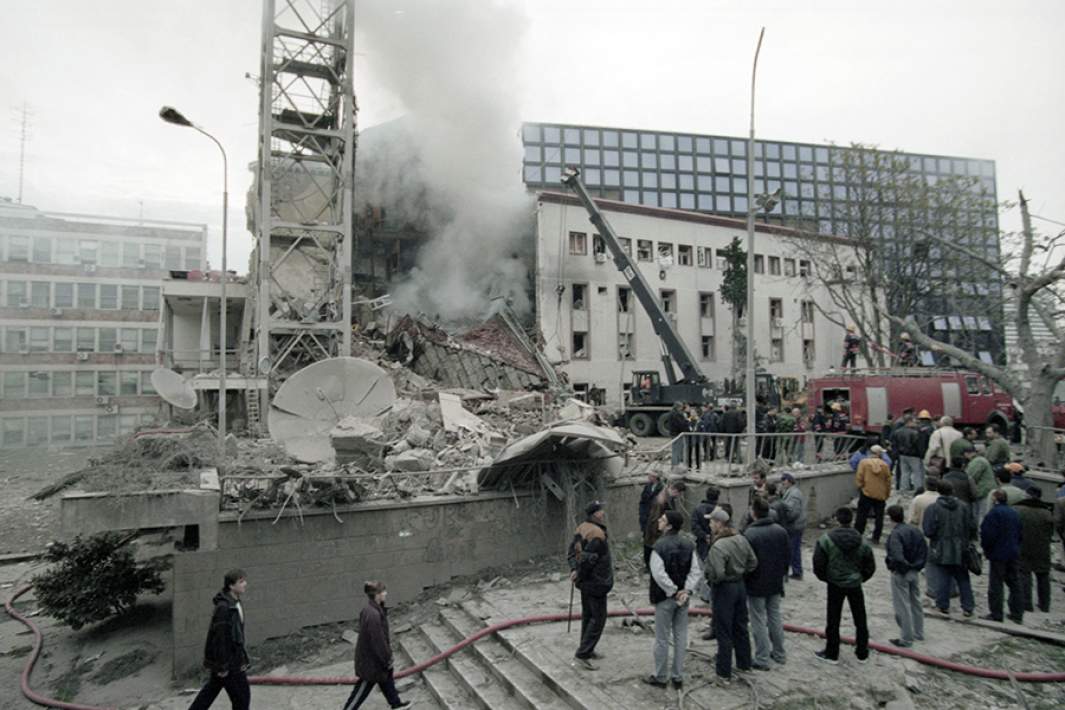 Вид на здание Государственного телевидения и радио Сербии, разрушенное во время военной операции НАТО против Союзной Республики Югославия