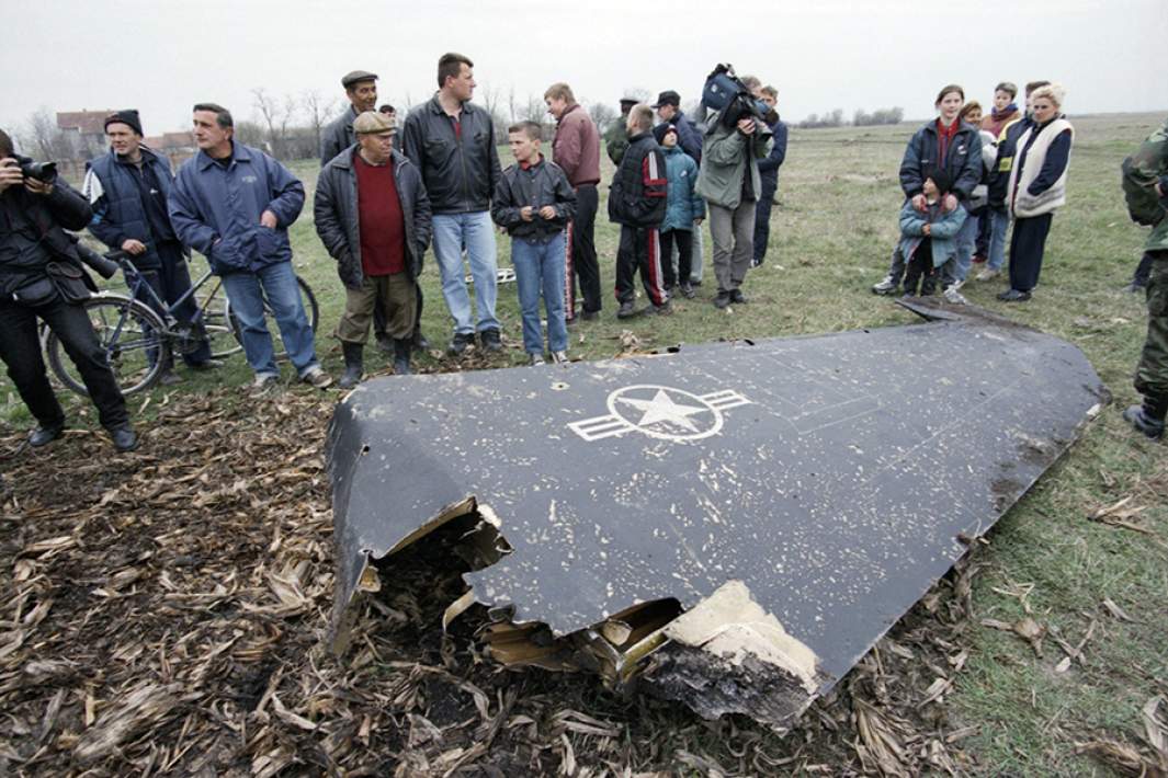 Жители местечка Бучановци у крыла сбитого самолета НАТО. 28 марта 1999 года