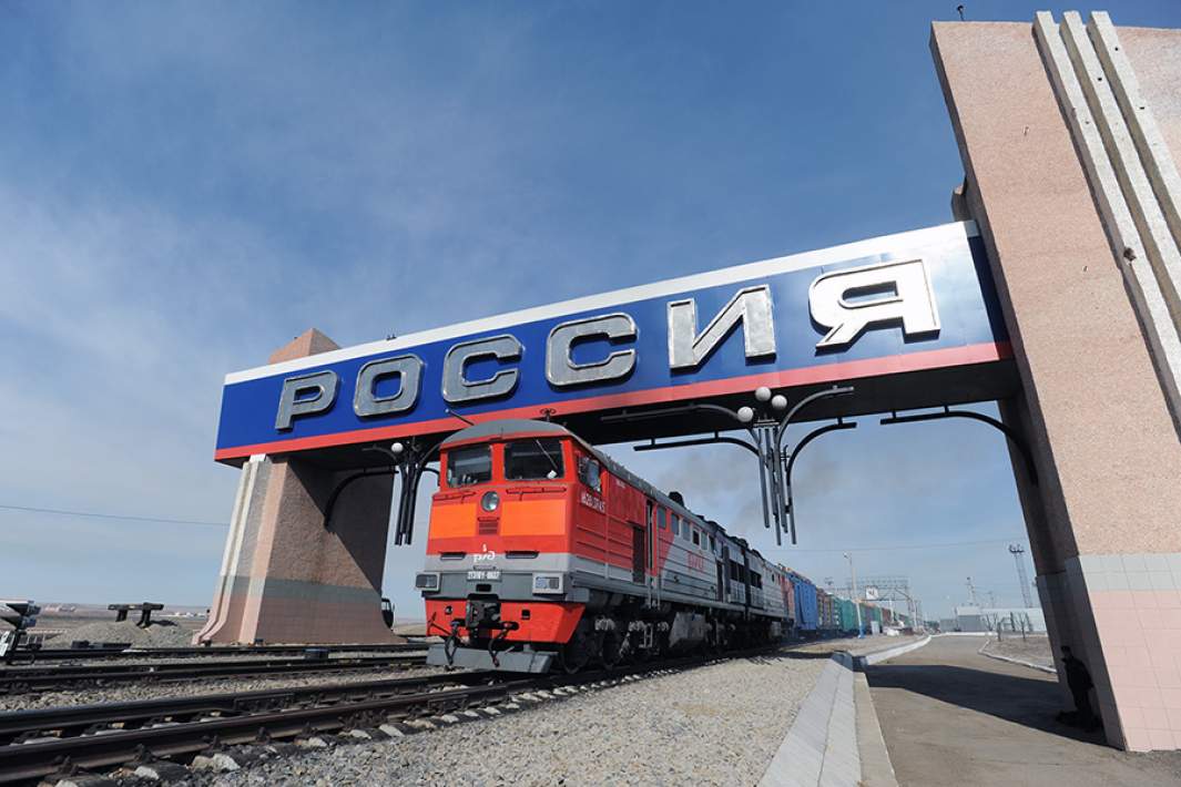 Поезд, следующий в Китай, пересекает российскую границу