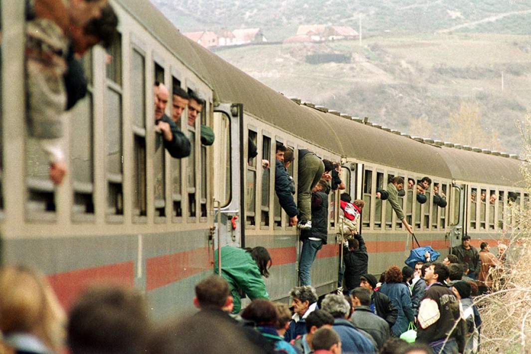 Беженцы из Косово возле границы с Македонией. 2 апреля 1999 года