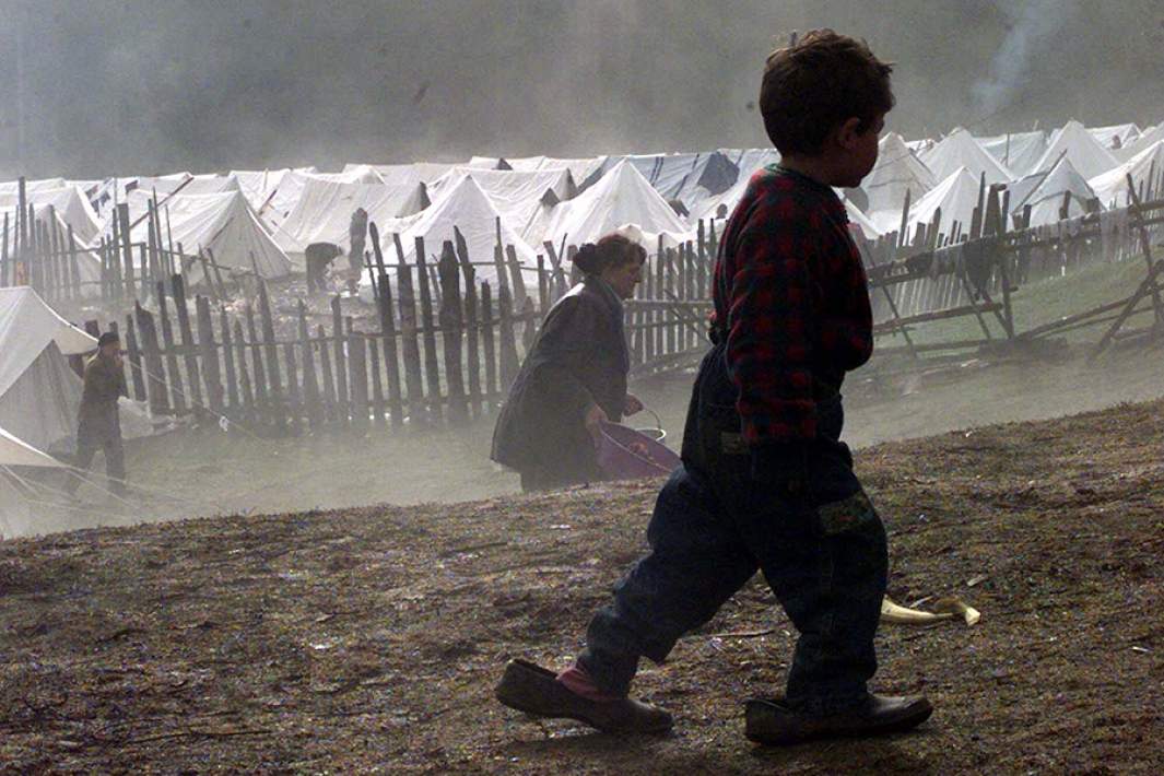 Мальчик в лагере для беженцев из Косово. 24 апреля 1999 года