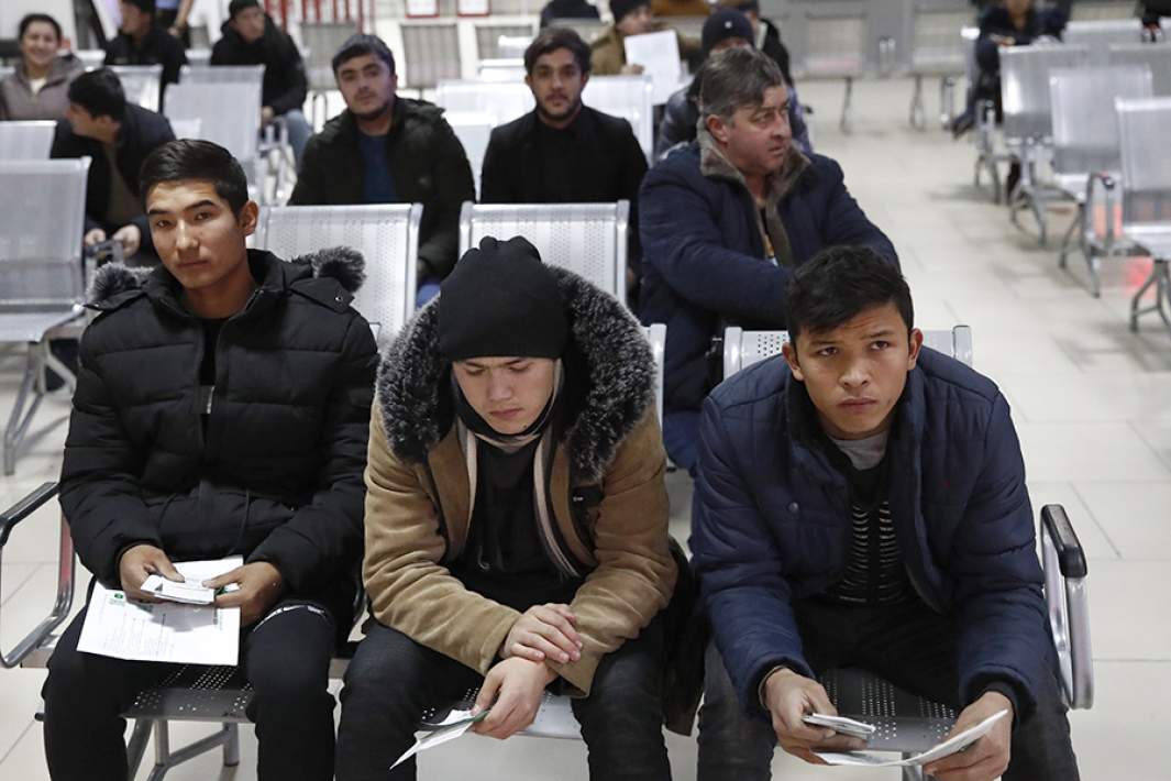 Иностранные граждане в очереди на оформление документов на территории Многофункционального миграционного центра