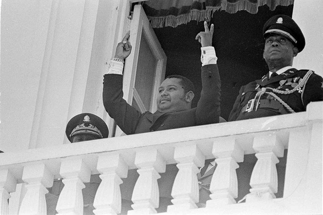Жан-Клод Дювалье, сын Франсуа Дювалье, в окружении военной охраны во время смотра войск в президентском дворце в Порт-о-Пренсе, Гаити, 14 апреля 1971 года