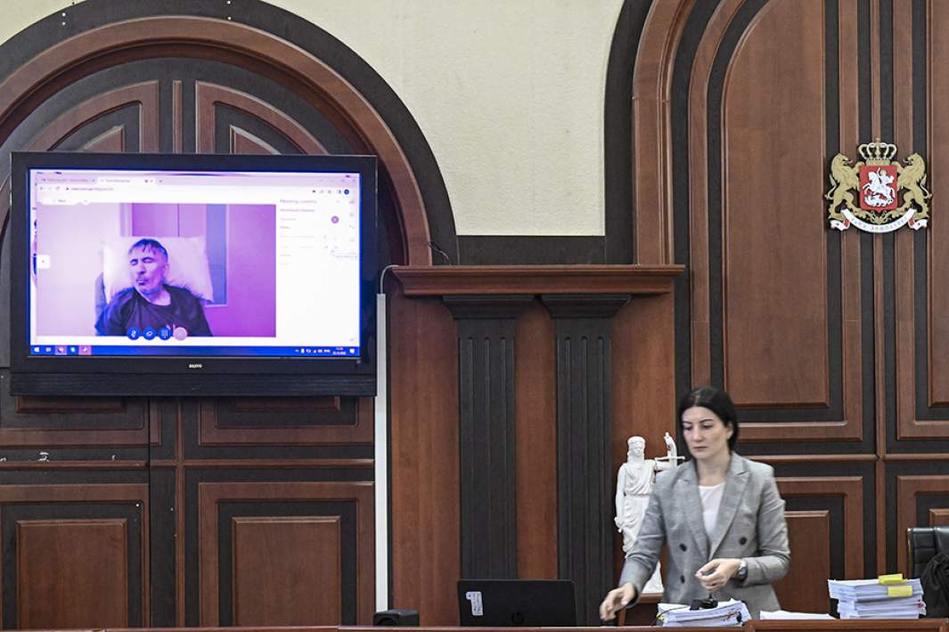 Бывший президент Грузии Михаил Саакашвили (на экране) по видеосвязи из больницы во время слушаний в Тбилисском городском суде