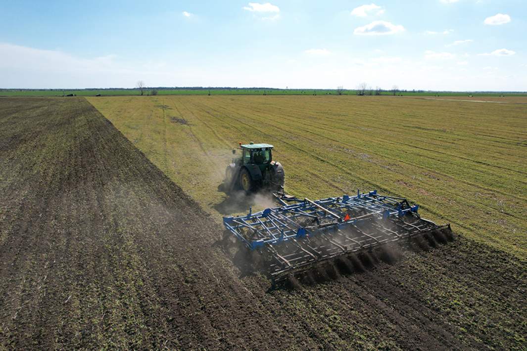 Сельскохозяйственная техника во время весенне-полевых работ на полях Херсонской области