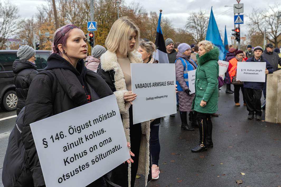 Пикет политической партии «KOOS/Вместе» поддержку Айво Петерсона перед зданием суда в Таллине