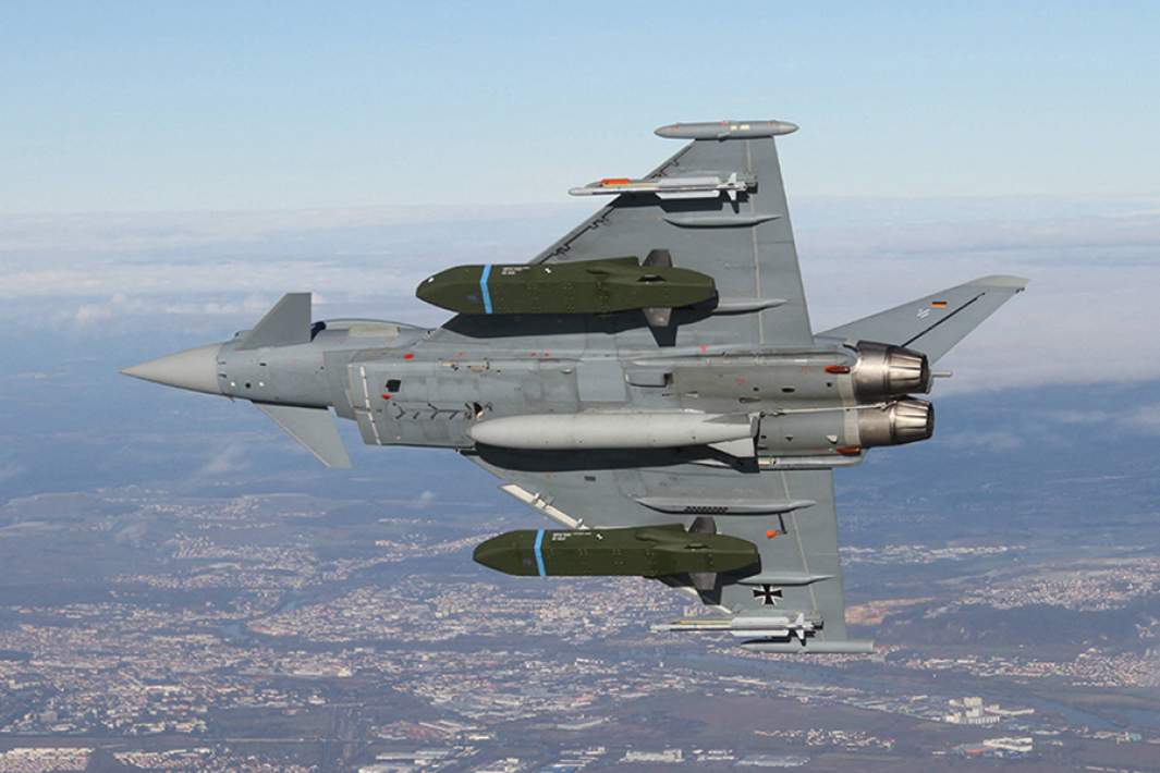 Авиационные крылатые ракеты большой дальности Taurus KEPD-350 под крыльями истребителя Eurofighter Typhoon ВВС Германии