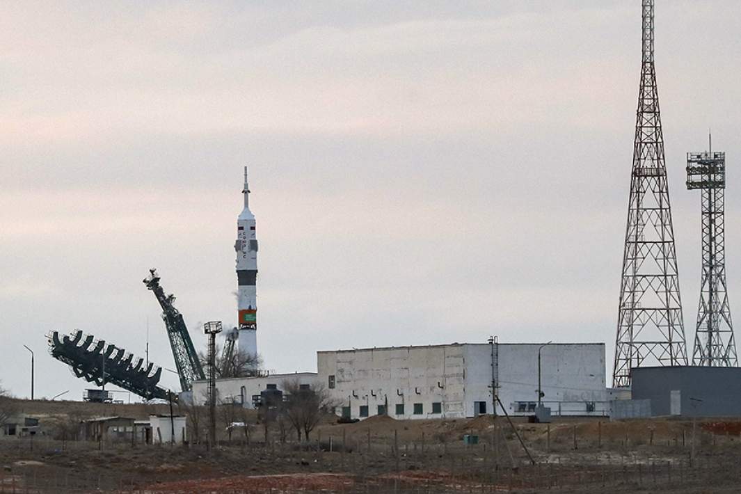 Ракета-носитель «Союз-2.1а» с пилотируемым кораблем «Союз МС-25» на стартовом комплексе космодрома Байконур