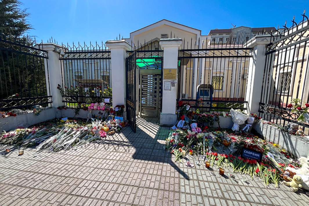 Цветы и свечи в память о жертвах теракта в подмосковном «Крокус Сити Холле» у посольства РФ в Душанбе, Таджикистан 